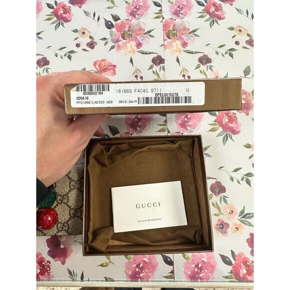 Beautiful Rare GG Gucci 3D Cherry Wallet with Red Interior - Picture 15 of 16